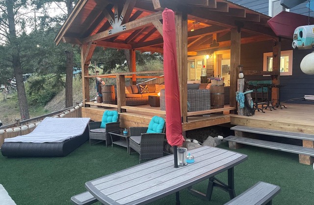 Cozy Lake front Lodge, great trout fishing. Pet-Friendly!