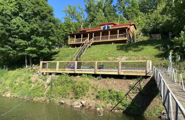 Cozy Lake-front Log Cabin in a large quiet cove w/ Kayak