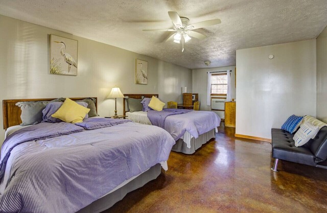 Cozy Lake Front Room! H3