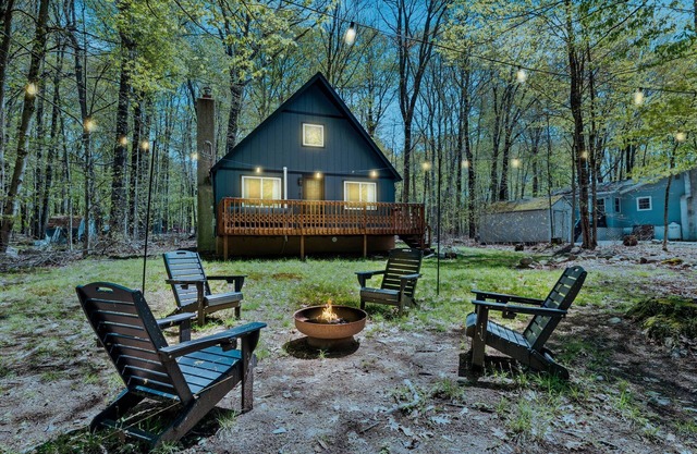 Cozy Lake Getaway: Walk to Beach & Playground