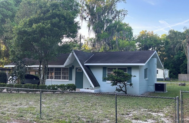 Cozy lake house with access to Lake Panasoffkee FL