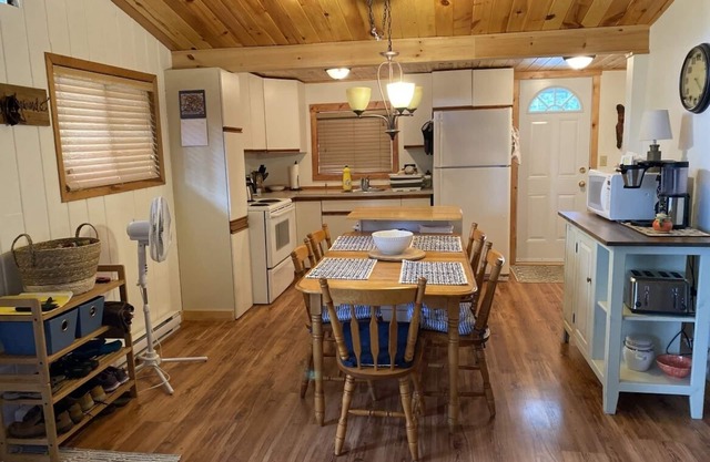 Cozy Lake Lac Du Bonnet Cottage getaway
