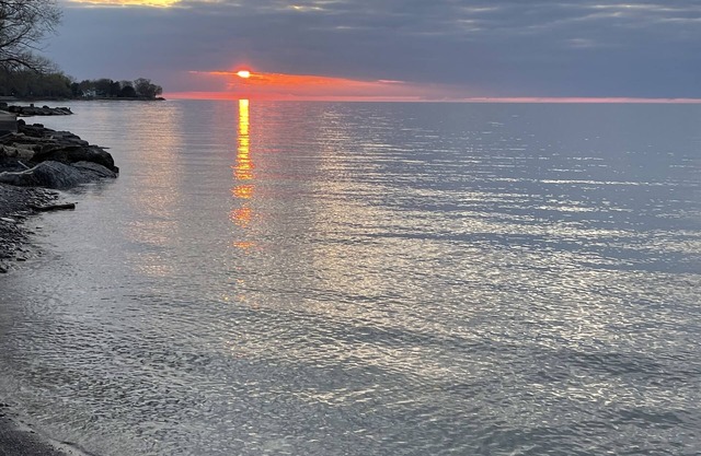 Cozy Lake Ontario Lakefront Cottage - Welcome to the Gates Loch House