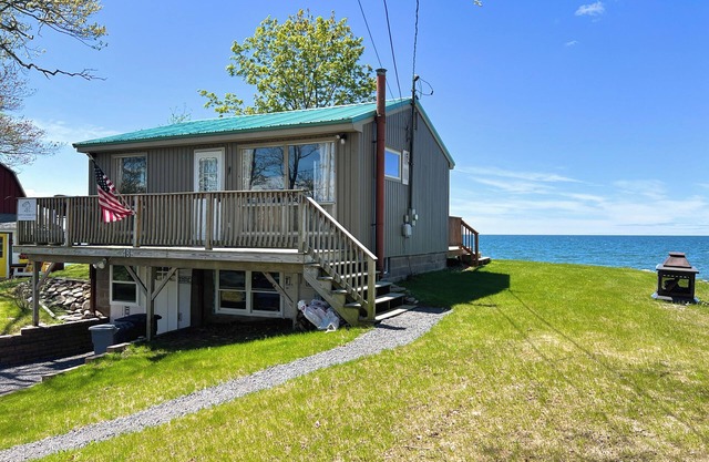 Cozy LAKE ONTARIO WATERFRONT COTTAGE with Breathtaking Views!