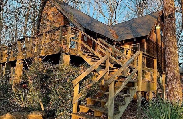 Cozy lake retreat at Tannenbaum Golf Club. Perfect for viewing the Eclipse!