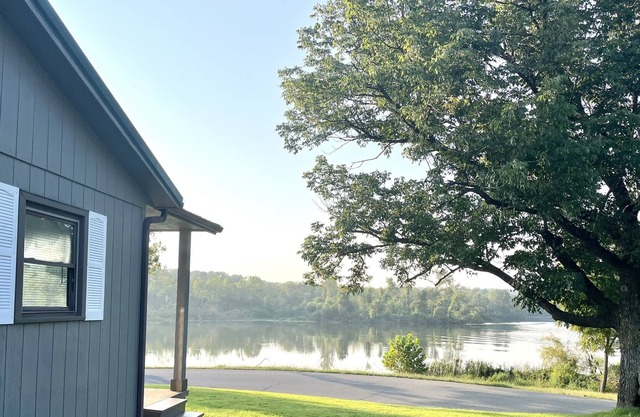 Cozy lake retreat with king bed — Full Access to Lake! Near many hiking trails