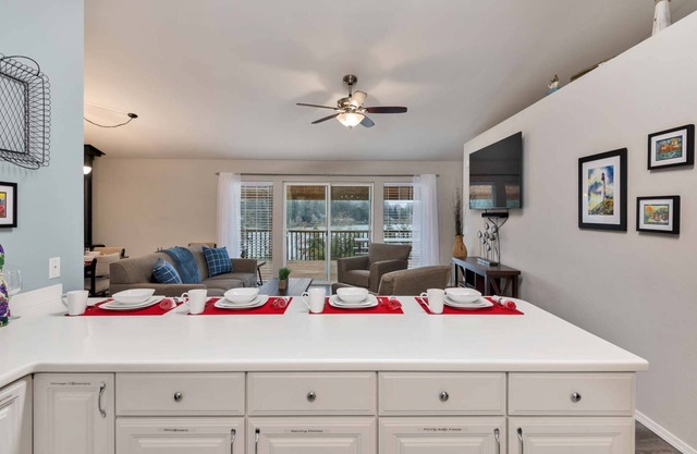 Cozy Lake Retreat with Stunning Views! 2 separate Living areas, Pet Friendly.
