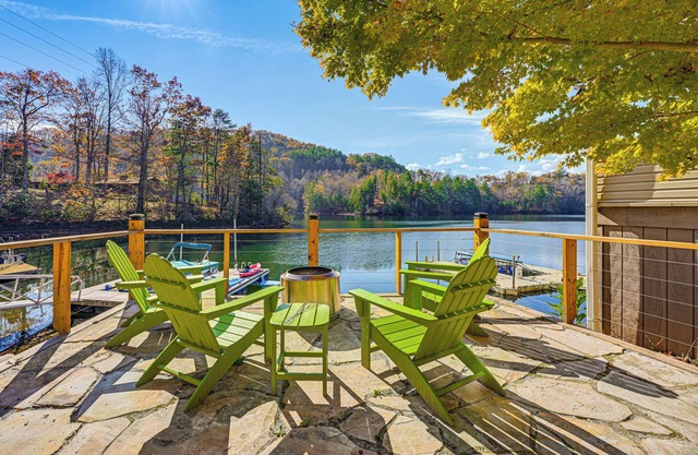 Cozy Lake Santeetlah Cottage with Dock & 3 Kayaks!