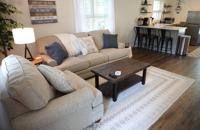 COZY LAKE & SKI HOME FOR FAMILY OF 5 - BRING YOUR DOG!
