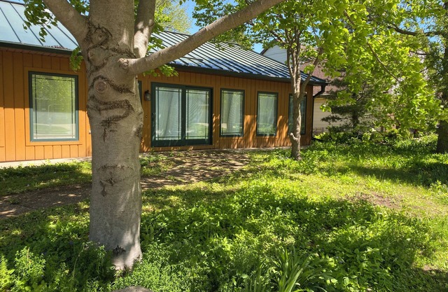 Cozy Lake view 3-bedroom house WiFi, AC in Oshkosh-Great spaces inside & out EAA
