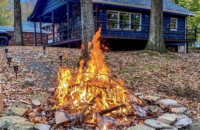 Cozy Lake View Cabin on Lake Wallenpaupack with beach area access!!!