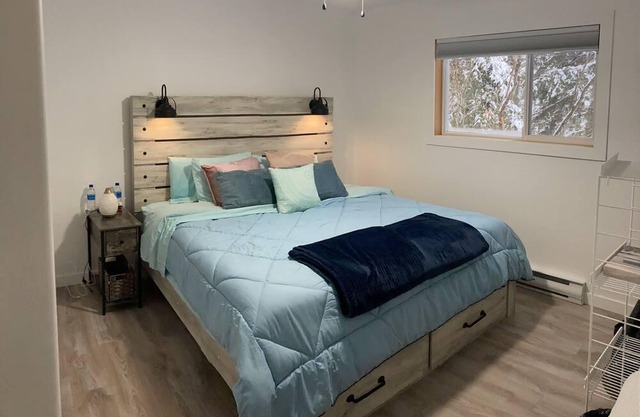 Cozy Lake View Cottage - 2 minute walk to the beach!