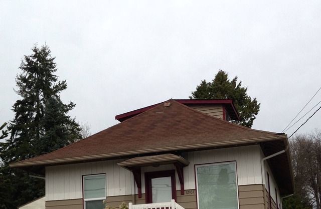 Cozy Lake-View Home with Xfinity Cable and Wi-Fi, HDTV, Washer/Dryer