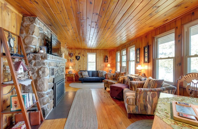 Cozy Lakefront Cabin w/ Indoor Gas Fireplace!