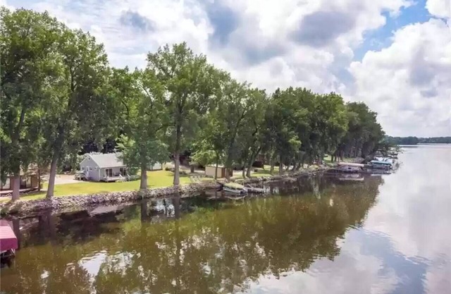 Cozy Lakefront Cottage w/pontoon available