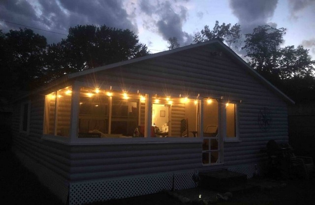 Cozy Lakefront Cottage