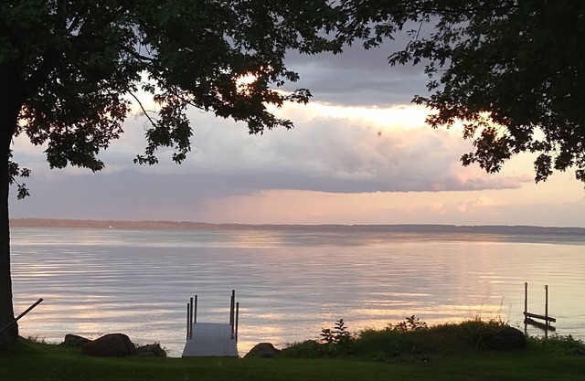 Cozy Lakefront Cottage Conviently Located Near Fox Cities