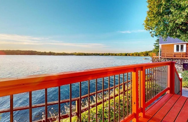Cozy Lakefront Cottage