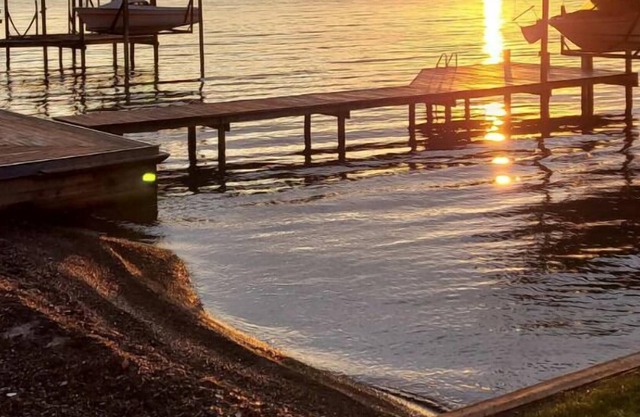 Cozy lakefront cottage on Seneca Lake wine trail with private dock and beach