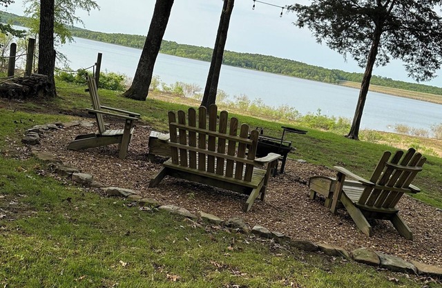 Cozy Lakefront: Family Friendly Home with Gentle walk to Greers Ferry Lake