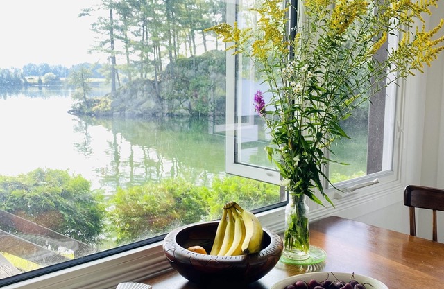 Cozy Lakefront Getaway in South Frontenac, Rustic & Elegant, Highspeed Internet