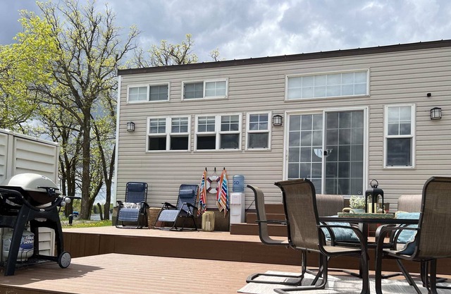 Cozy Lakefront Getaway on Lake Metigoshe