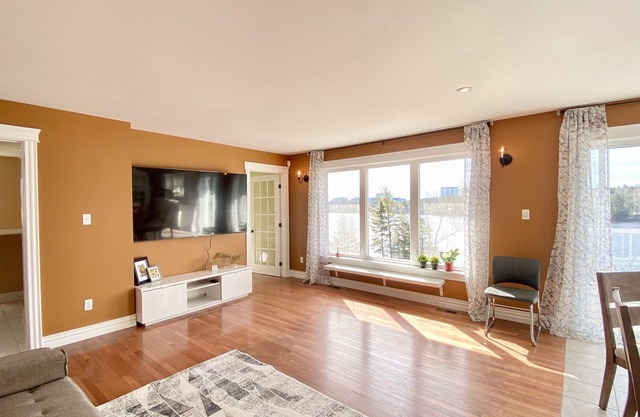 Cozy Lakefront House in Bedford