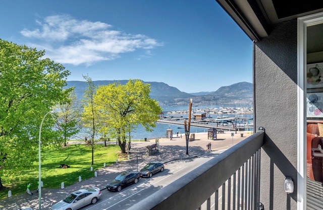 Cozy Lakefront Loft - Gorgeous Views!