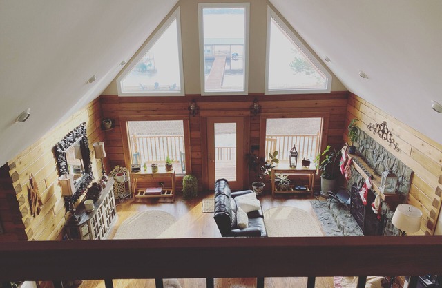 Cozy lakefront log cabin retreat with pier and kayaks