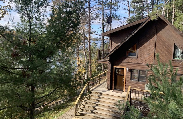 Cozy Lakefront Log Home