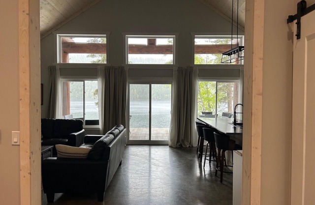 Cozy Lakefront Post and Beam Home, pet friendly, public boat launch,
