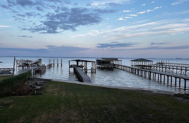 Cozy Lakefront Property on Big Lake with Private Wharf