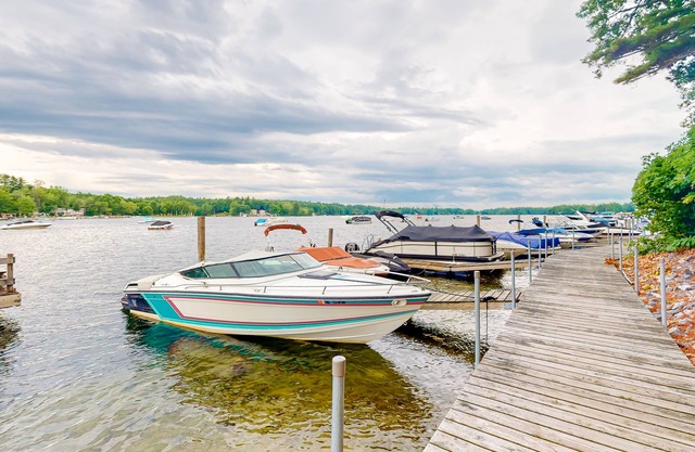 Cozy lakefront suite with screened-in porch, WiFi, shared firepit & lake access
