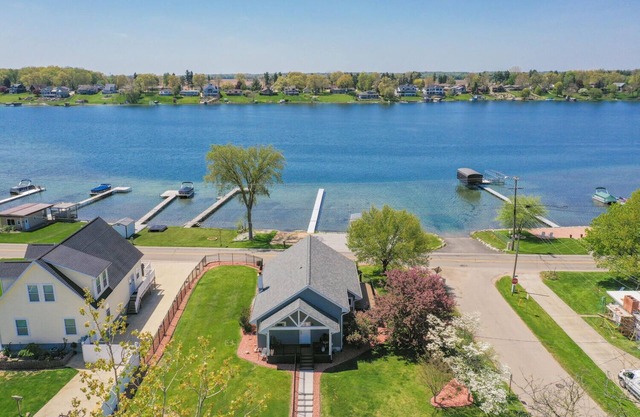 Cozy LakeHouse on Baldwin Lake, Great outdoor space with Boat Rental Available!