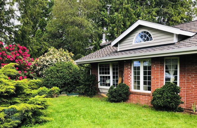 Cozy lakehouse private apartment in 1/2 of house. 5 mins to waterfront.