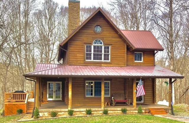 Cozy lakehouse retreat w/kayaks, high speed Wi-Fi, and pet friendly!