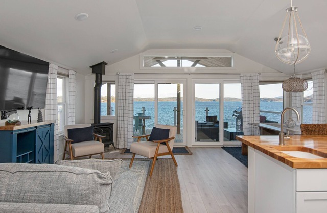 Cozy Lakeshore Cottage