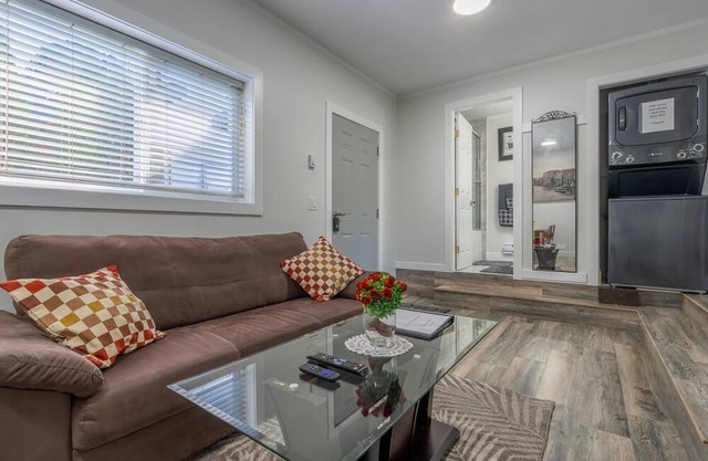 Cozy Lakeside 2 Bedroom Suite