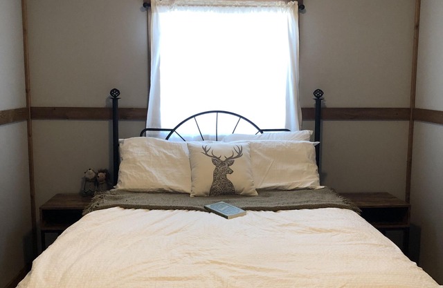 Cozy lakeside cabin 30 minutes from Waterton National Park