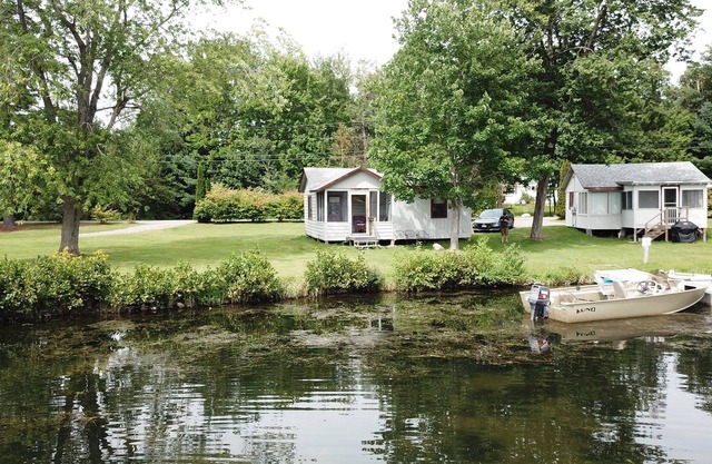 Cozy lakeside cabin in a fun and convenient location