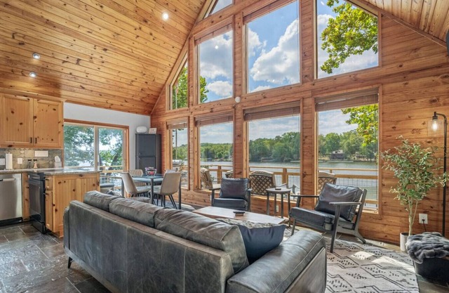 Cozy Lakeside Cabin + Swim Dock + Kayak + Canoe