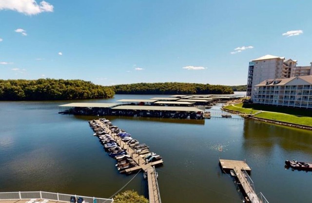 Cozy Lakeside Condo! Beautiful views of LOTO State Park! Sleeps 7