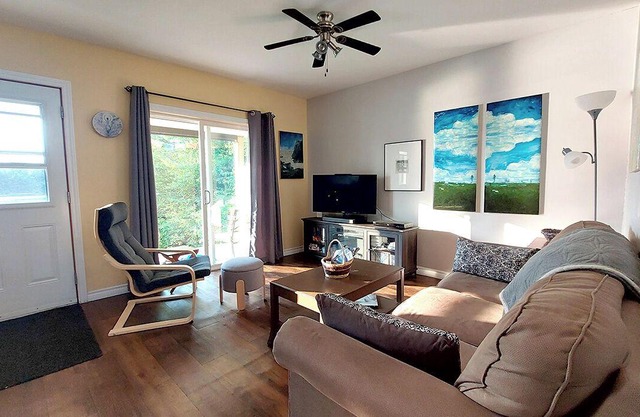 Cozy Lakeside Cottage - Saint John