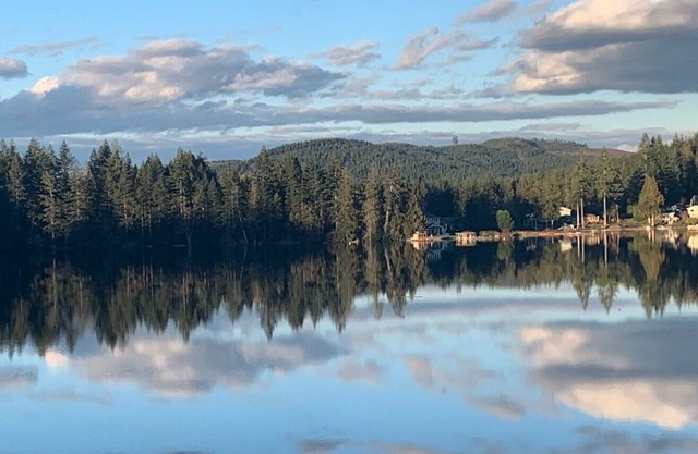 Cozy Lakeside Cottage 1.5 hours from Seattle