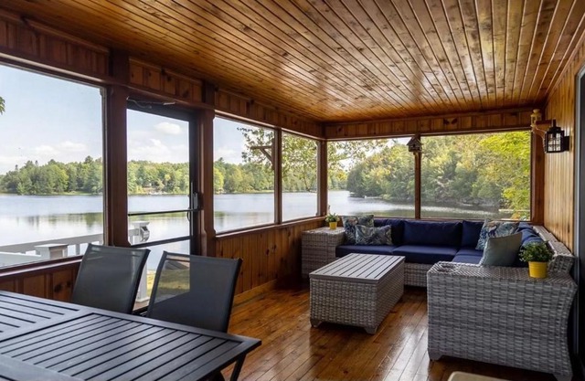 Cozy Lakeside Cottage