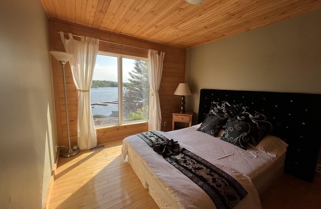 Cozy Lakeside Cottage on Go Home Lake
