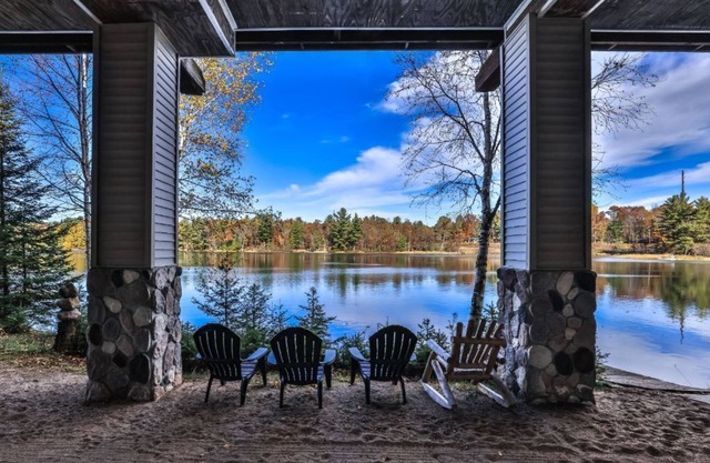 Cozy Lakeside Detached home with Amazing Elevated Views