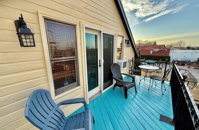 Cozy Lakeside Downtown Apartment C