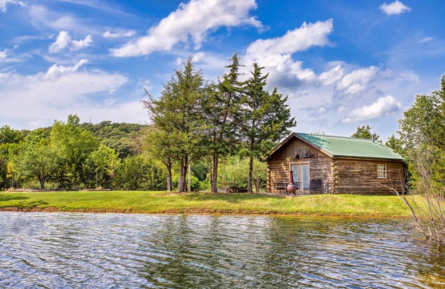 Cozy Lakeside Log Cabin Steps From the Lake