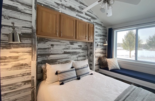 Cozy Lakeside Tiny Home, Near Skiing with hot breakfast, lunch included